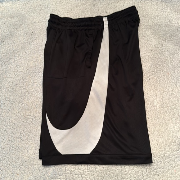 Nike Signature Swoosh Short Size Large Dri-Fit - Picture 2 of 3